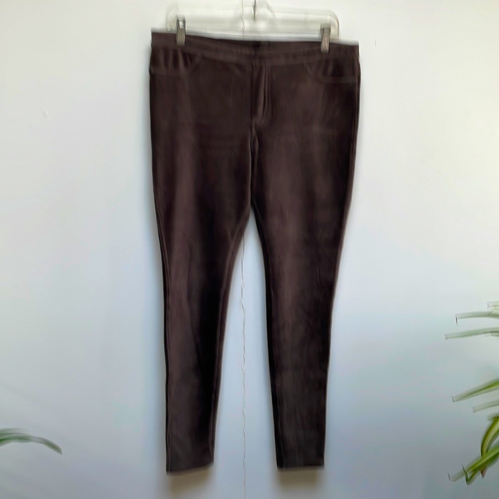 HUE Stretch velvet corduroy leggings. Dark brown. Super soft.